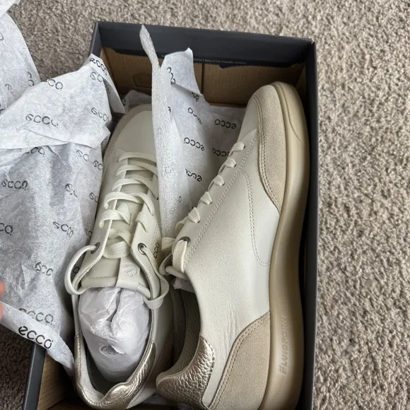 ECCO Street lite W White/Gold Size US 9 - 9.5