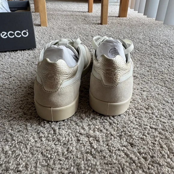 ECCO Street lite W White/Gold Size US 9 - 9.5