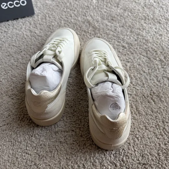ECCO Street lite W White/Gold Size US 9 - 9.5