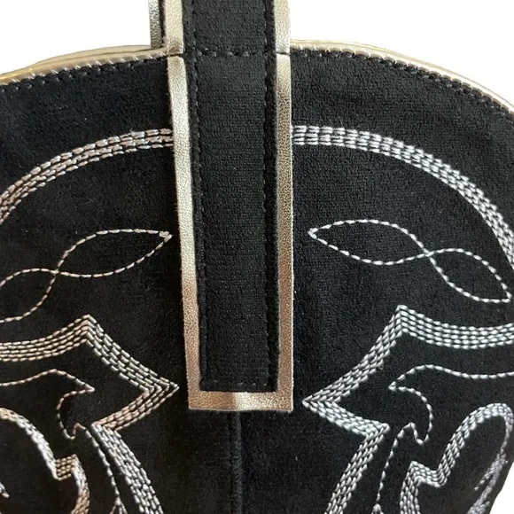 Elegant Black Heeled Boots with Decorative Stitching