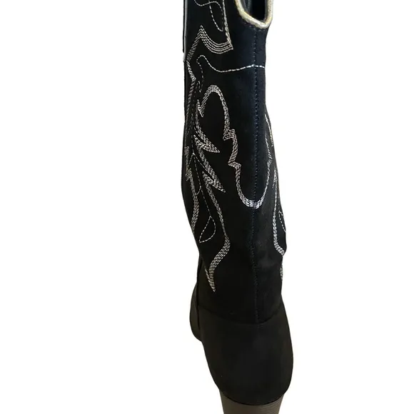 Elegant Black Heeled Boots with Decorative Stitching