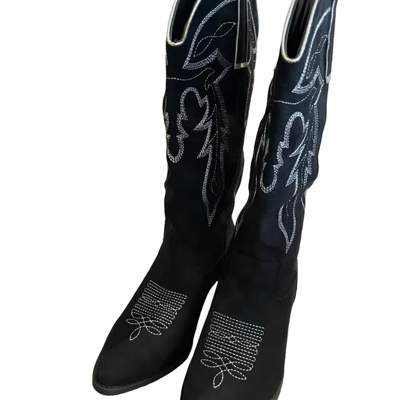 Elegant Black Heeled Boots with Decorative Stitching