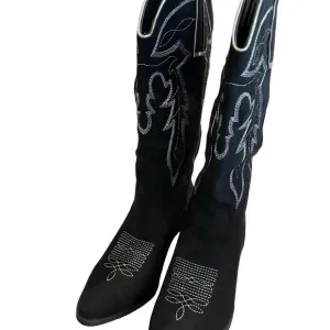 Elegant Black Heeled Boots with Decorative Stitching