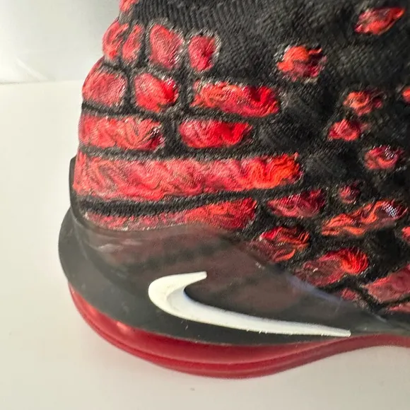 EUC Boys Nike LeBron 17 Black &amp; Red Tennis Shoes  Size 7y