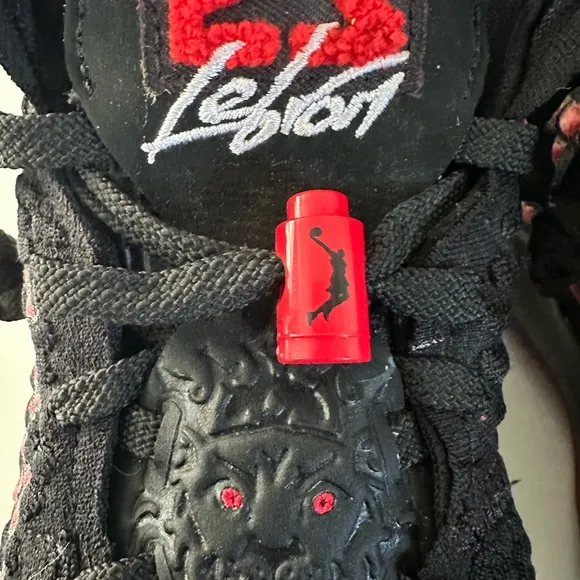 EUC Boys Nike LeBron 17 Black &amp; Red Tennis Shoes  Size 7y