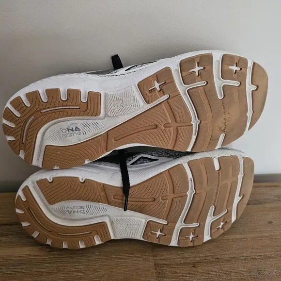 EUC BROOKS Adrenaline GTS 23 Mens Athletic Running Shoes, Sneakers