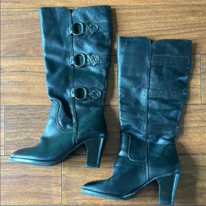 👢👢EUC Matisse Black Heeled Boots with Chunky Heel and Buckle Straps👢👢