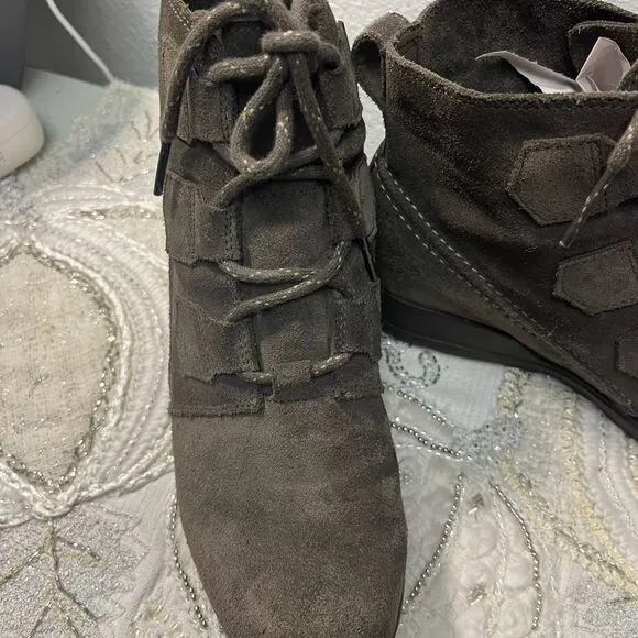 EUC Sorel Evie Booties