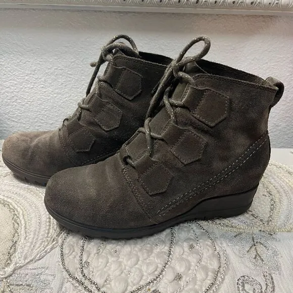 EUC Sorel Evie Booties