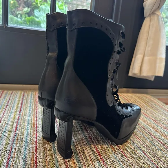 Fluevog LIKE NEW Queen of Prussia Frederika Black Lace-Up Boots - 9.5