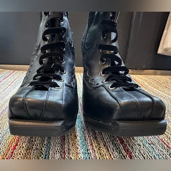 Fluevog LIKE NEW Queen of Prussia Frederika Black Lace-Up Boots - 9.5