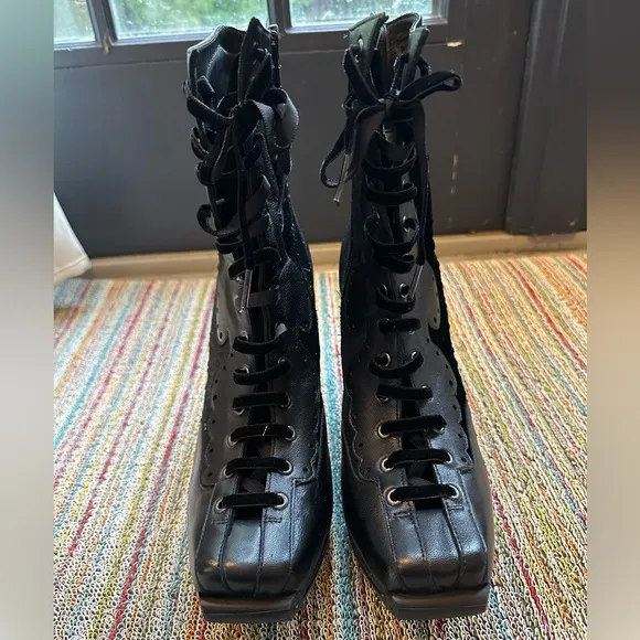 Fluevog LIKE NEW Queen of Prussia Frederika Black Lace-Up Boots - 9.5