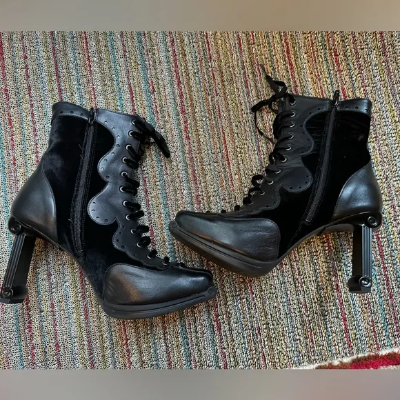 Fluevog LIKE NEW Queen of Prussia Frederika Black Lace-Up Boots - 9.5