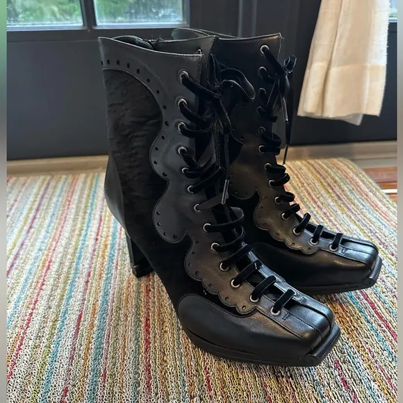 Fluevog LIKE NEW Queen of Prussia Frederika Black Lace-Up Boots - 9.5