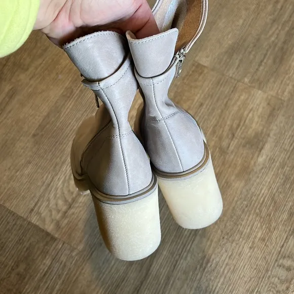 Free People jack zip ankle boots size 36.5/6 taupe