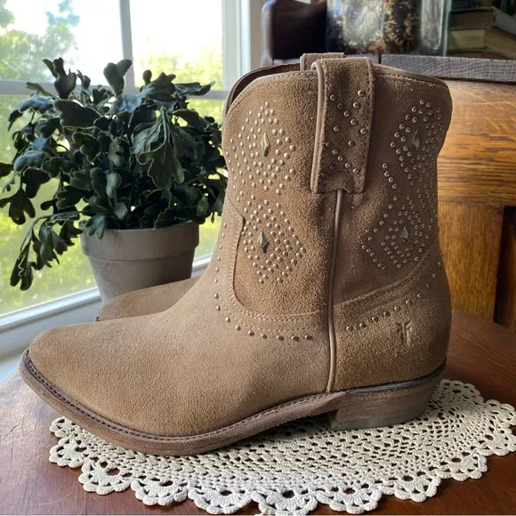 Frye “Billy” Western Tan Suede with Decorative Stitching &amp; Grommets NWOT