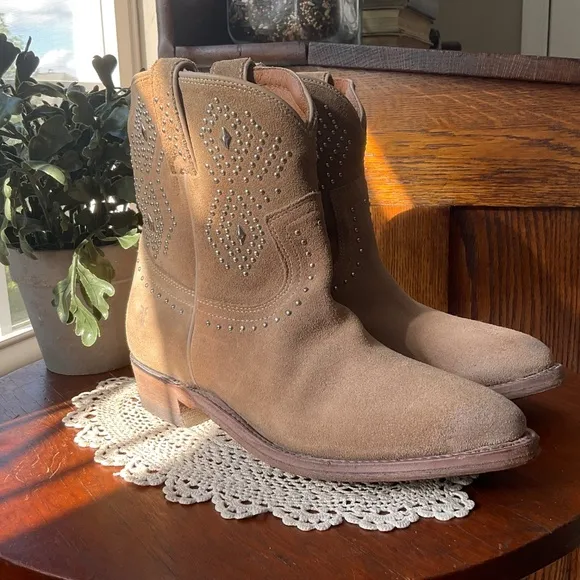 Frye “Billy” Western Tan Suede with Decorative Stitching &amp; Grommets NWOT