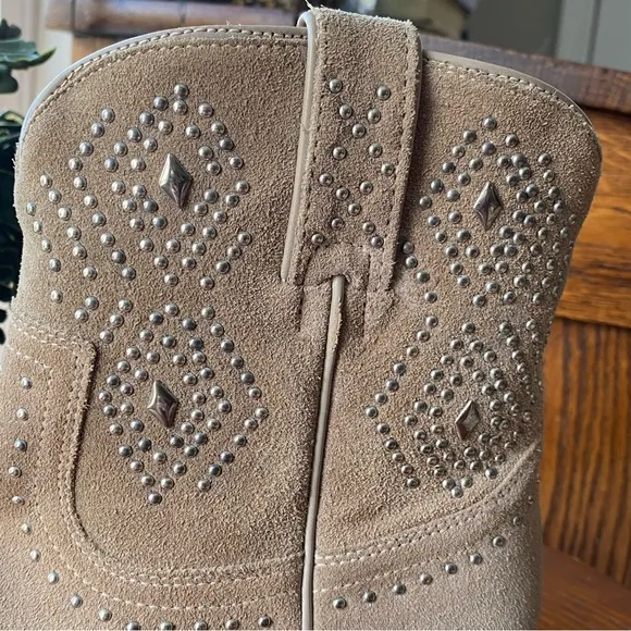 Frye “Billy” Western Tan Suede with Decorative Stitching &amp; Grommets NWOT