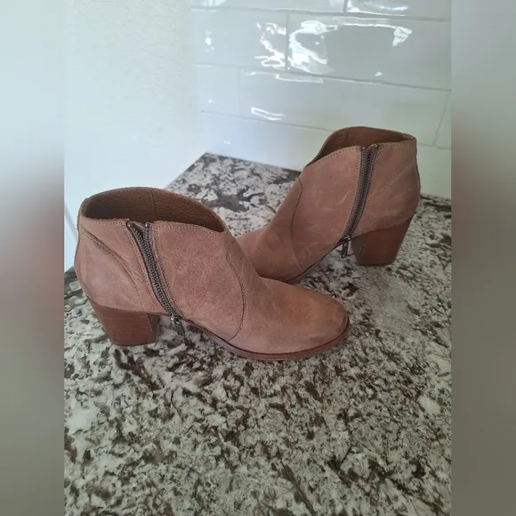 Frye Soft Leather Heel Ankle Boots Size 7.5