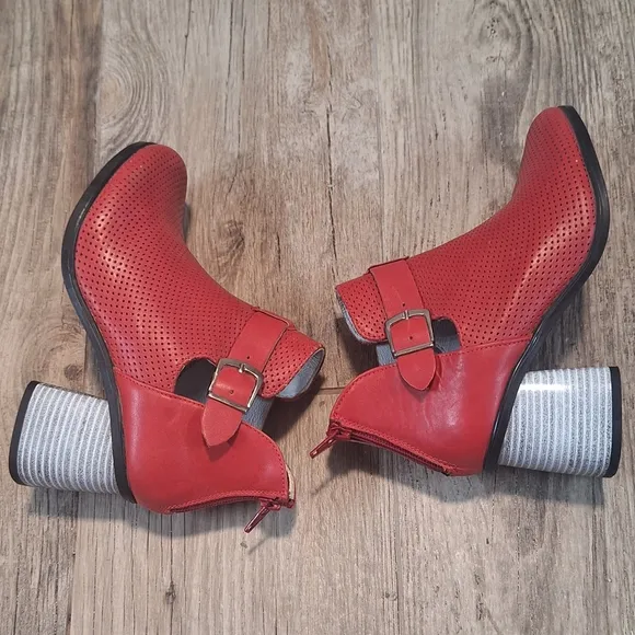 Girotti Women's Red Perforated Ankle Boots Sz. 37