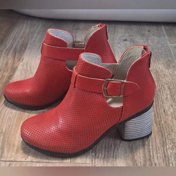 Girotti Women's Red Perforated Ankle Boots Sz. 37