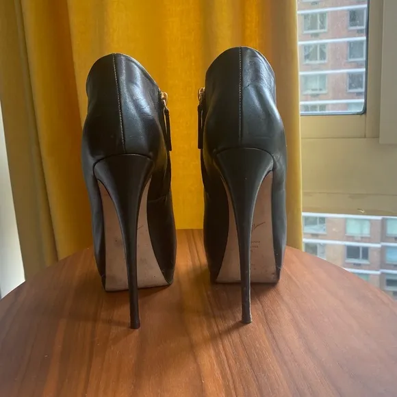Giuseppe Zanotti Stilettos, Size 8.