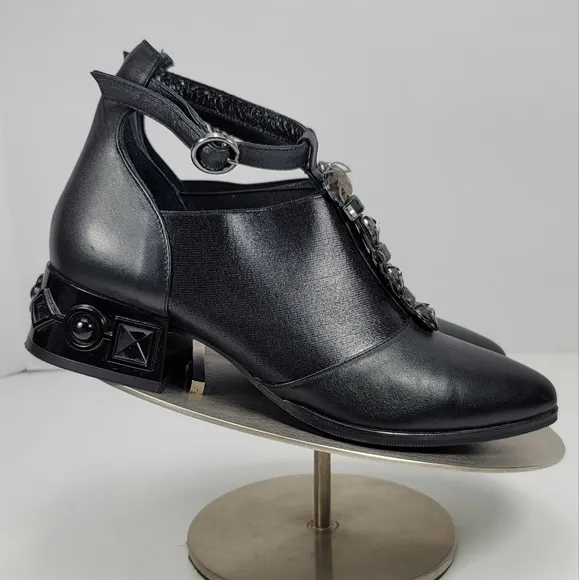 GUERO Leather Cut Out Ankle Boots. Gorgeous.