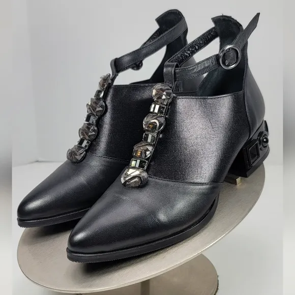 GUERO Leather Cut Out Ankle Boots. Gorgeous.