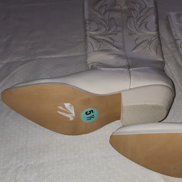 Guess White Heeled Boots with Decorative Stitching