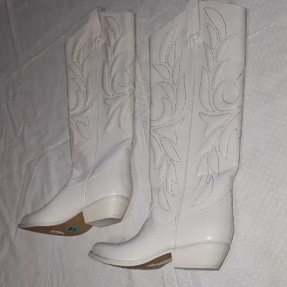 Guess White Heeled Boots with Decorative Stitching