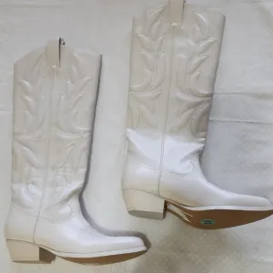 Guess White Heeled Boots with Decorative Stitching