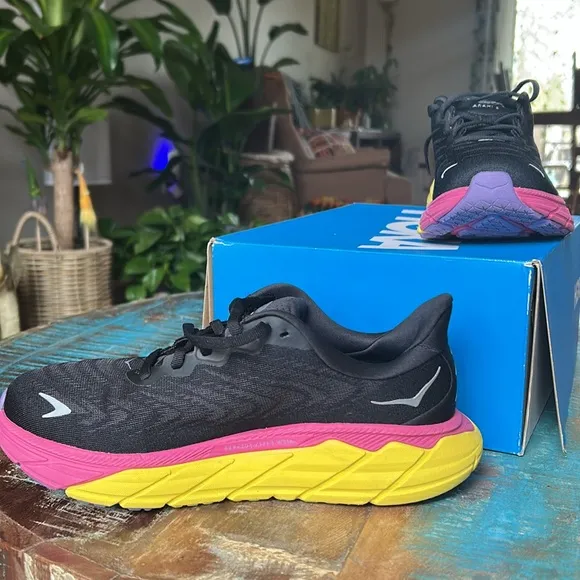 HOKA Arahi 6 Running Shoes 7B Like New with Original Box