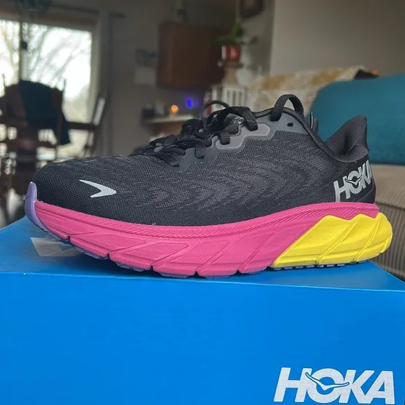 HOKA Arahi 6 Running Shoes 7B Like New with Original Box
