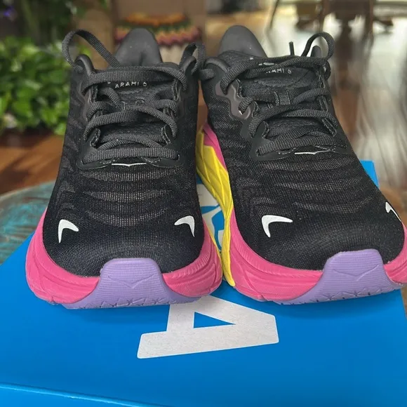 HOKA Arahi 6 Running Shoes 7B Like New with Original Box