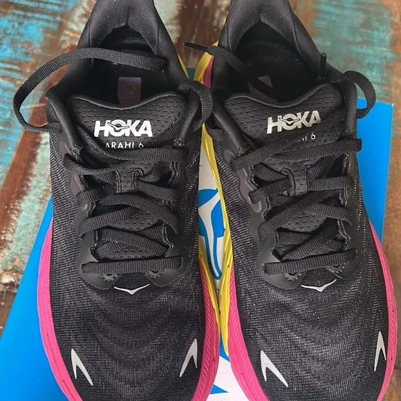 HOKA Arahi 6 Running Shoes 7B Like New with Original Box