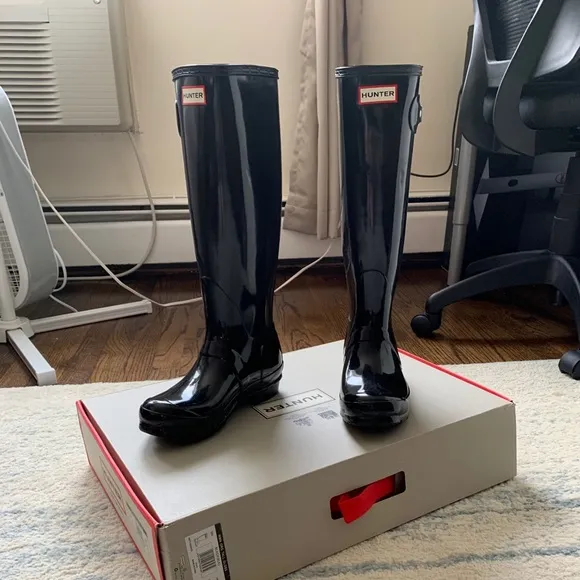Hunter Original Tall Back Adjustable Gloss Rain Boots in Black, size 5