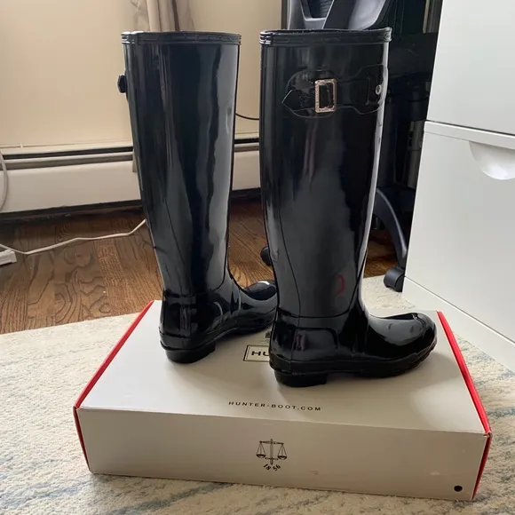 Hunter Original Tall Back Adjustable Gloss Rain Boots in Black, size 5