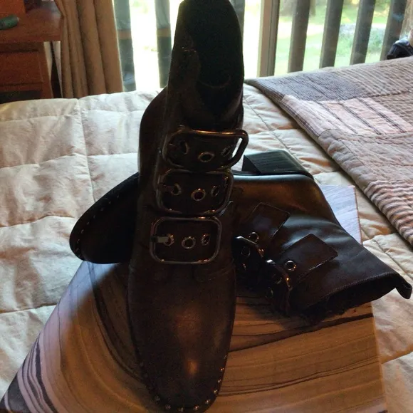 JEFFREY.CAMPBELL/TODD.BUCKLE.BOOTS