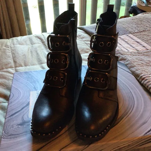 JEFFREY.CAMPBELL/TODD.BUCKLE.BOOTS