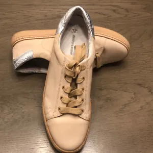 Johnston and Murphy women’s leather tennis shoes