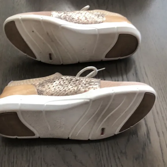Johnston and Murphy women’s walking shoe