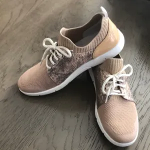 Johnston and Murphy women’s walking shoe