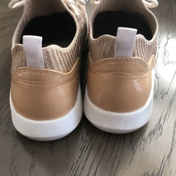 Johnston and Murphy women’s walking shoe