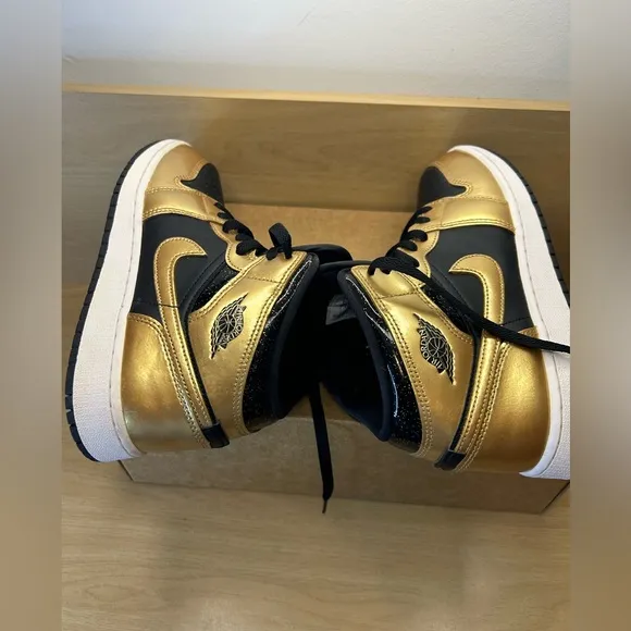 Jordan 1 SE Mid Metallic Gold Black Shoes - Size 7Y - Worn 1x