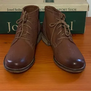 Josef Seibel Sienna 03 castagne brown chukka boot. Premium leather and comfort
