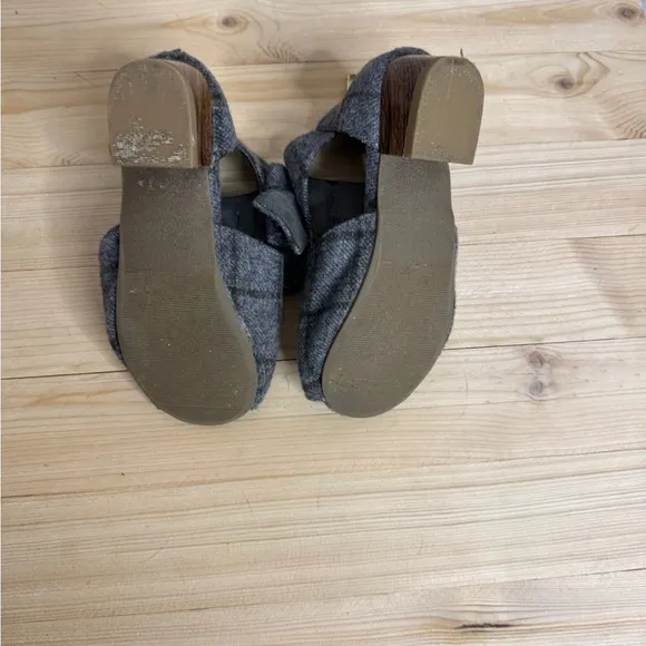 Joyfloie Sophie Gray Plaid Dog Shoes. Great Condition. Size 10