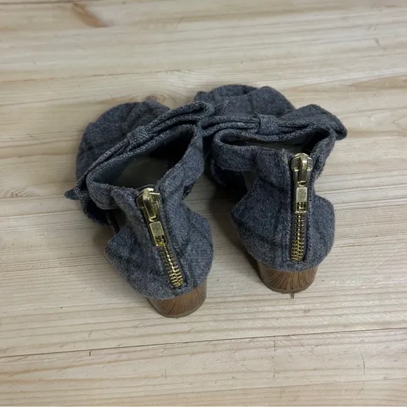 Joyfloie Sophie Gray Plaid Dog Shoes. Great Condition. Size 10