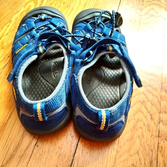 KEEN Newport H2 Water Shoes - Big Kid's size 2 - Navy blue/yellow - hiking