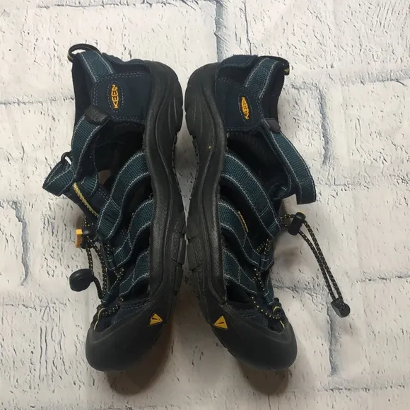 🔹Keen Waterproof Shoes