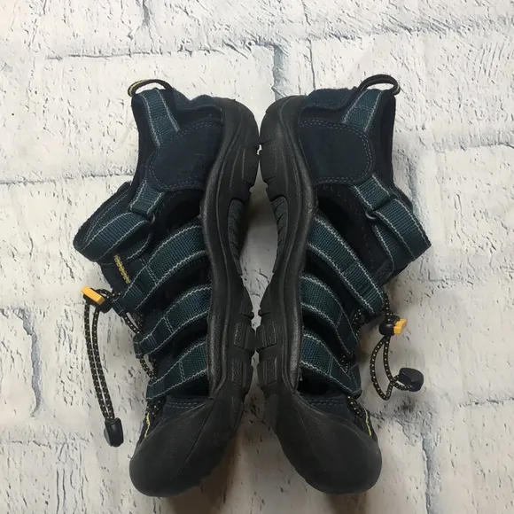 🔹Keen Waterproof Shoes